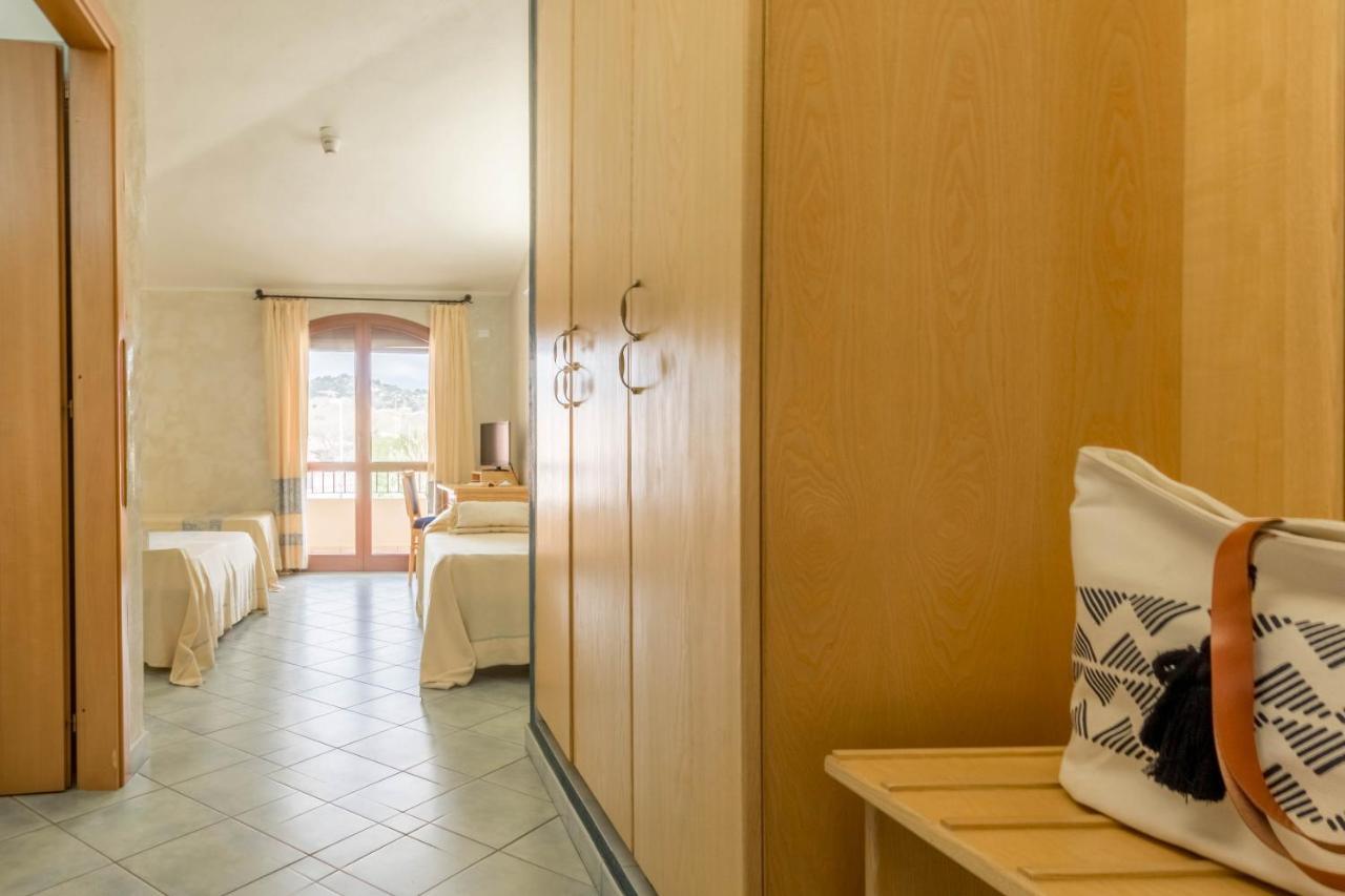 Hotel Villa Del Mare Solanas Solanas  Eksteriør billede