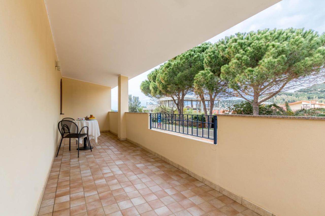 Hotel Villa Del Mare Solanas Solanas  Eksteriør billede
