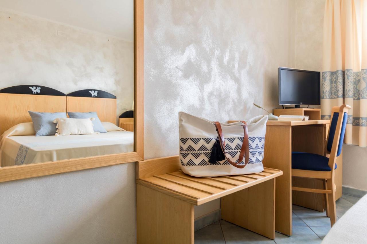 Hotel Villa Del Mare Solanas Solanas  Eksteriør billede