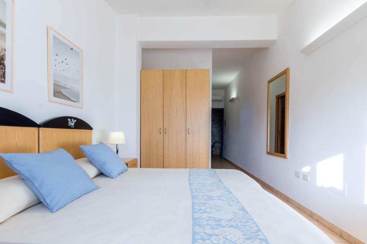 Hotel Villa Del Mare Solanas Solanas  Eksteriør billede